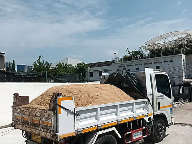 รถบรรทุก 6 ล้อของธรณีบรรทุกทรายถมเต็มคันที่หน้างาน