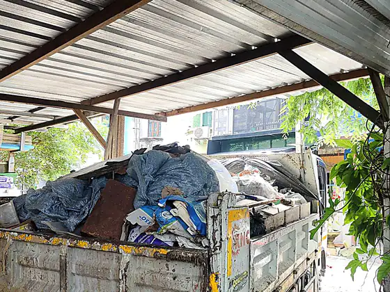 ขนเศษวัสดุใต้โรงจอดรถ นนทบุรี