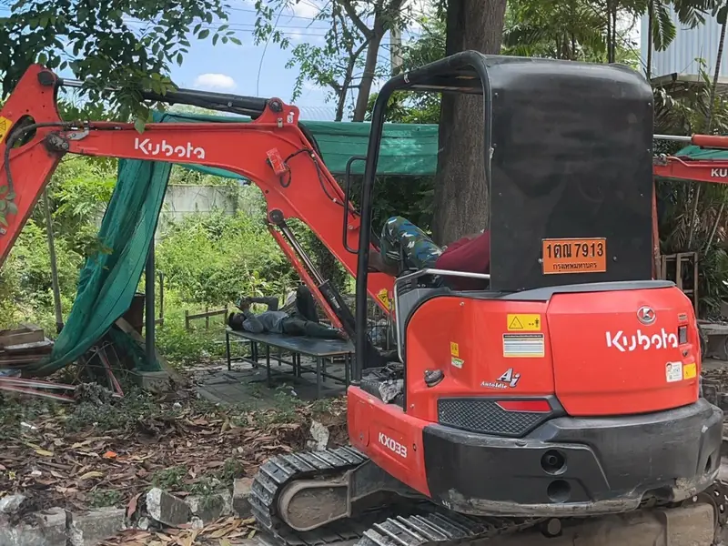 รถขุดเล็กคูโบต้าที่หน้างานพร้อมคนขับ
