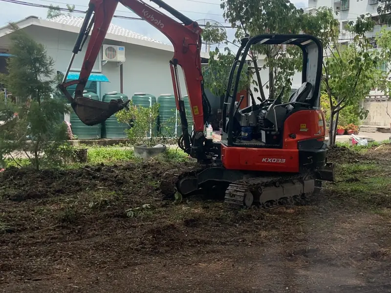 รถขุดเล็กทำงานในพื้นที่บ้าน