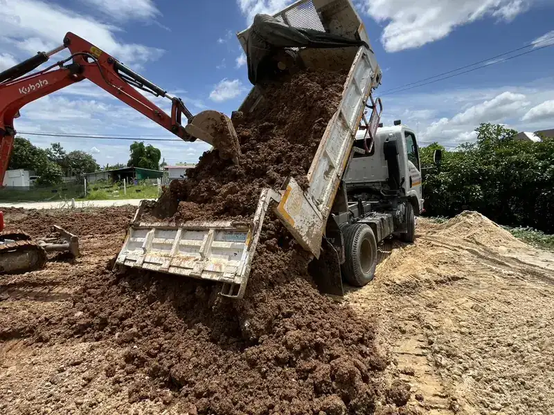 รถขุดเทดินลงกระบะรถบรรทุก 6 ล้อ ที่หน้างานถนนโยธาธิการ ปากเกร็ด
