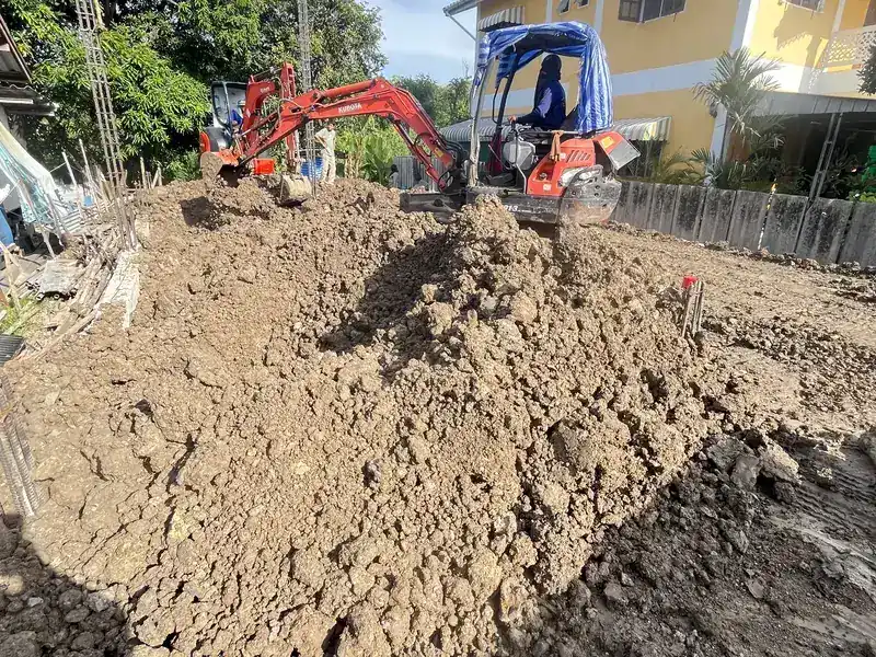 กองดินถมที่หน้างานรอเกลี่ยและบดอัด
